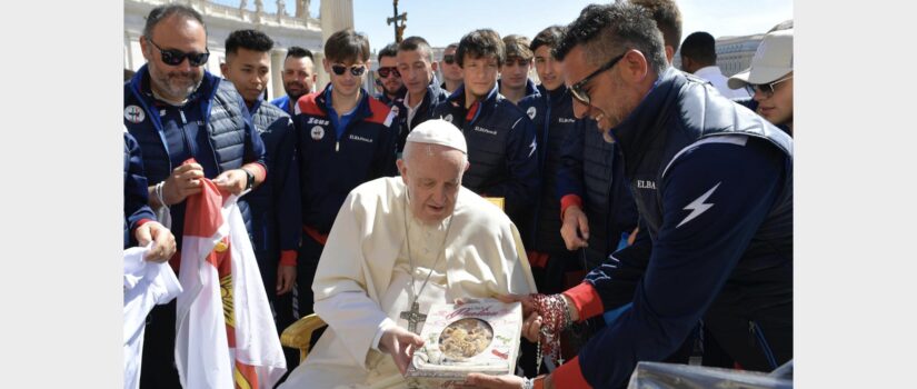 Nei regali al Papa le torte e una brochure ricordo di “Tottero”